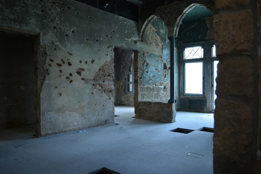 Image of a house destroyed by the war, showing the famous Lebanese triple arcade