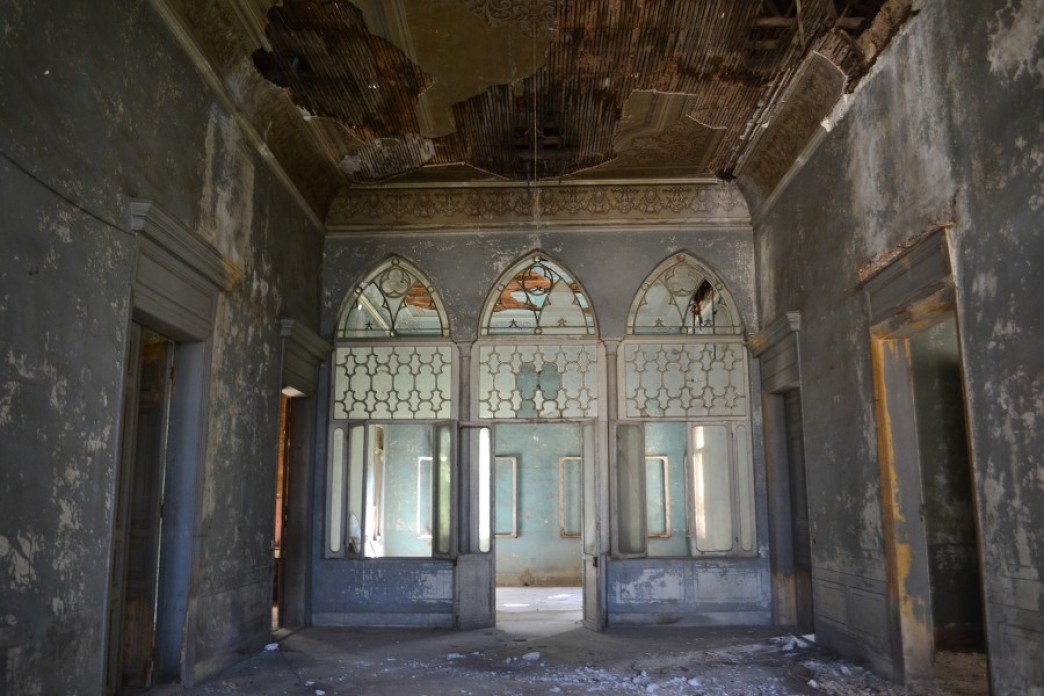 Image of an abandoned mansion nestled in a secret garden on Rue d’Armenie