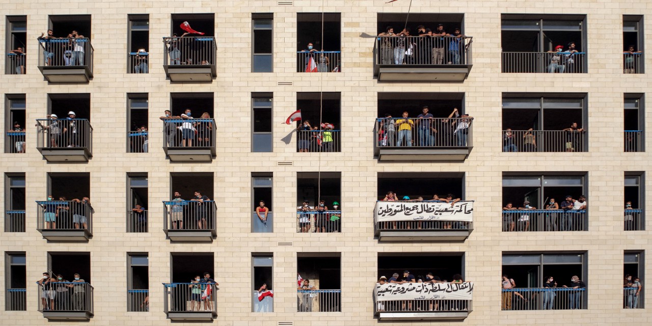 Wide Awake - Rola Jawad - Protesta de construcción